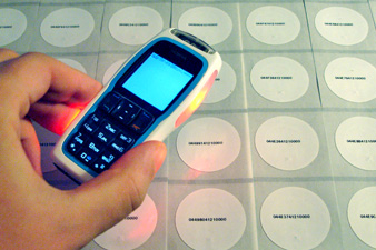 Nokia 3220 touching an RFID tag